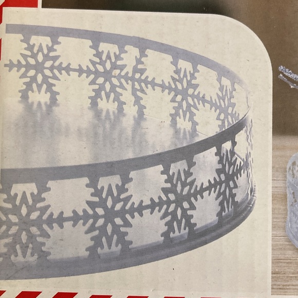 BNIB- Two Tiered Metal Tray- White Snowflake ❄️ Decorative 2-Tiered Tray - Picture 4 of 9